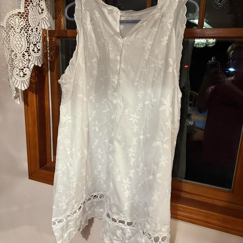Elegant White Floral Lace Midi Dress - Picture 2 of 4